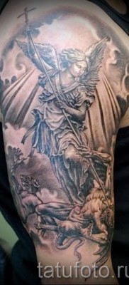 Снимка на татуировката Архангел Михаил с копие - татуировка на ръката и рамото на човека