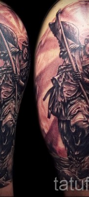 Снимка на татуировка Архангел Михаил пронизва демон с копие