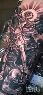 Снимка на татуировката Архангел Михаил пример на челото за мъж