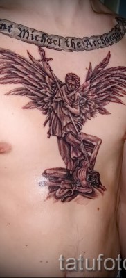 Снимка на татуировка Архангел Михаил в средата на мъжкия гръд