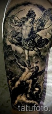 Снимка на татуировка Архангел Михаил на ръката и рамото