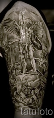 Снимка на татуировка Архангел Михаил на рамото и ръката на мъж