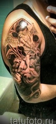 Снимка на татуировка Архангел Михаил на мъжка ръка