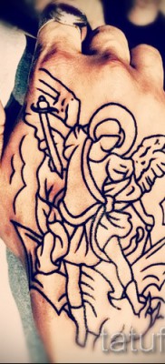 Снимка на татуировка Архангел Михаил на юмрук с контури