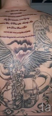 Снимка на татуировката Архангел Михаил на целия гръб с надписи