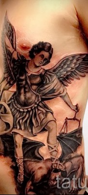 Снимка на татуировка Архангел Михаил отстрани - корем и гърди на мъж