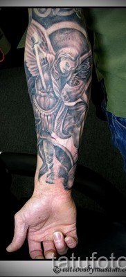 Снимка на татуировката Архангел Михаил Класка на ръката за човек