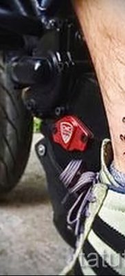 Fényképes példa egy motoros tetoválásra a jelentésről szóló cikkhez - tatufoto.ru - 77