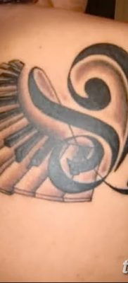 fotó a basszusgitáros tetoválásról, kelt 2018.07.02 №012 - Bass Key Tattoo -