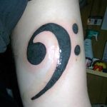 fotó a basszusgitáros tetoválásról, keltezés: 07.07.2018 №009 - Bass Key Tattoo -