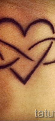 végtelen tetoválás a csuklón és jelentése - példa egy kész tetoválásra a 4. képen