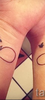 végtelen tetoválás a csuklón és jelentése - példa a kész tetoválásra a 3. képen