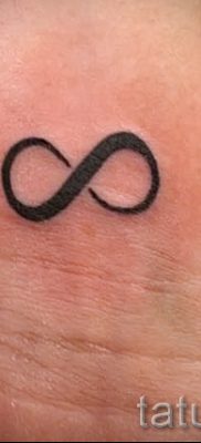 végtelen tetoválás a csuklón és annak jelentése - példa egy kész tetoválásra az 1. képen