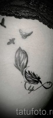 a végtelen tetoválás jelentése tollal - példa a kész tetoválásra a 3. képen