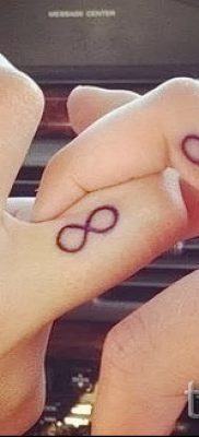 a végtelen tetoválás jelentése az ujjon - példa egy kész tetoválásra az 1. képen