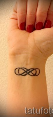 kettős végtelen tetoválás jelentése - példa egy kész tetoválásra az 5. képen