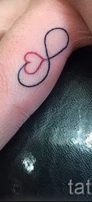 Wert unendlich Tätowierung auf seinem Finger - ein Beispiel für die fertigen Tätowierung auf dem Foto 1