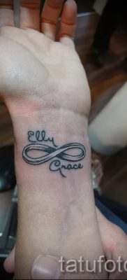 valeur double infinité de tatouage - un exemple du tatouage fini dans la photo 1