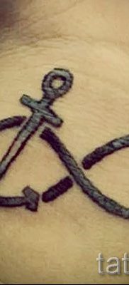 infini tatouage sur son poignet, et sa valeur - un exemple du tatouage fini dans la photo 1