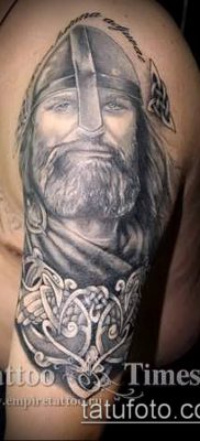 fotó egy erős férfi tetoválásról (érték) - példa rajz - 043