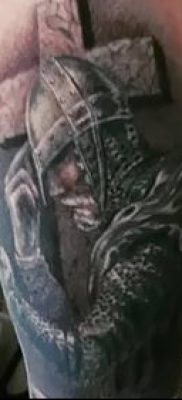 fénykép egy erős férfi tetoválásról (érték) - példa rajz - 035