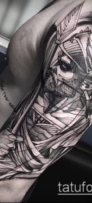 fotó egy erős férfi tetoválásról (érték) - példa rajz - 026