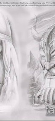 016. fénykép egy erős férfi tetoválásról (érték)