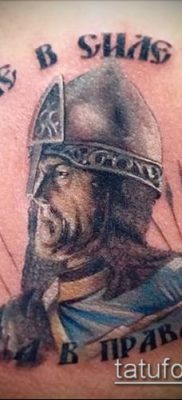 014. fénykép egy erős férfi tetoválásról (érték)