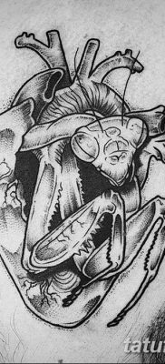 fotó egy imádkozó sáska tetoválásról, 2018. 04. 20 -án, №090 - sáska tetoválás -