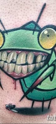 fotó egy imádkozó sáska tetoválásról, 2018. 04. 20 -án, №07 - sáska tetoválás -