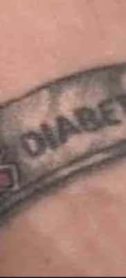 صورة لسوار الوشم (قيمة) - مثال على تصميم وشم مثير للاهتمام - 049