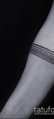 صورة لسوار الوشم (قيمة) - مثال على تصميم وشم مثير للاهتمام - 021