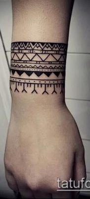 صورة سوار الوشم (معنى) - مثال على تصميم وشم مثير للاهتمام - 001