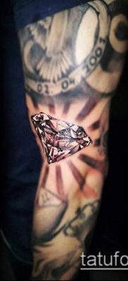 A gyémánttetoválás # 775 a minta klassz változata, amely sikeresen használható a tetoválás véglegesítésére és alkalmazására, mint egy fehér gyémánt