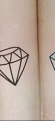 A gyémánttetoválás # 360 a minta klassz változata, amely sikeresen használható a gyémánt finomítására és felhelyezésére a csuklóra tetoválásként