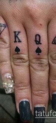 A gyémánttetoválás # 749 a minta klassz változata, amely sikeresen használható a gyémánt finomítására és felhelyezésére a bordákra tetoválásként