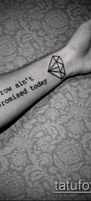 A gyémánttetoválás # 913 a minta klassz változata, amely sikeresen használható átalakítására és gyémánttetoválásként történő alkalmazására