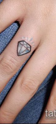 A gyémánttetoválás # 968 a minta klassz változata, amely sikeresen használható a gyémánt finomítására és felhelyezésére a bordákra tetoválásként