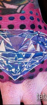 A gyémánttetoválás # 568 a minta klassz változata, amely sikeresen használható fehér gyémánt tetoválásként történő feldolgozásra és alkalmazásra