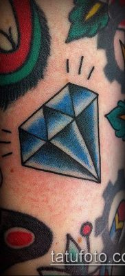 A 127 -es számú gyémánttetoválás a minta méltó változata, amely sikeresen használható a gyémánt átalakítására és alkalmazására tetoválásként egy lány számára