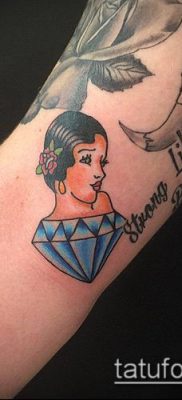 A gyémánttetoválás # 875 a minta hűvös változata, amely sikeresen használható átalakítására és gyémánttetoválásként történő alkalmazására a lábán