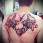 Cerberus tetoválás a hátán - kutya három fejjel