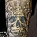 tetováló koponya a királyi korona fotón