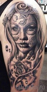 A lány arcára felvitt koponyatetoválás jelentése
