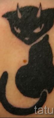 fotó egy fekete macskával készült tetoválásról a tetoválás jelentéséről szóló cikkhez - tatufoto.ru - 24