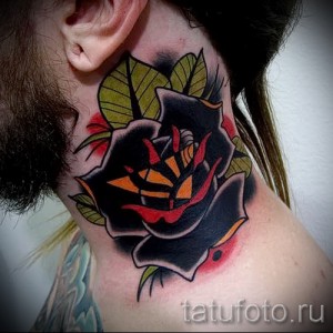Fekete rózsa tetoválás a nyakán