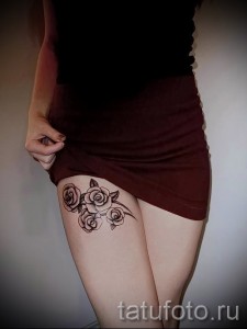 Fekete rózsa tetoválás a láb elején - tetoválás ruha vagy rövid szoknya alatt