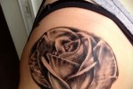 Fekete rózsa tetoválás a lány vállán
