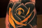 Fekete rózsa tetoválás az öklén