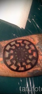 fénykép egy fekete nap tetoválásról egy cikkhez a fekete nap tetoválás jelentéséről - tatufoto.ru - 44